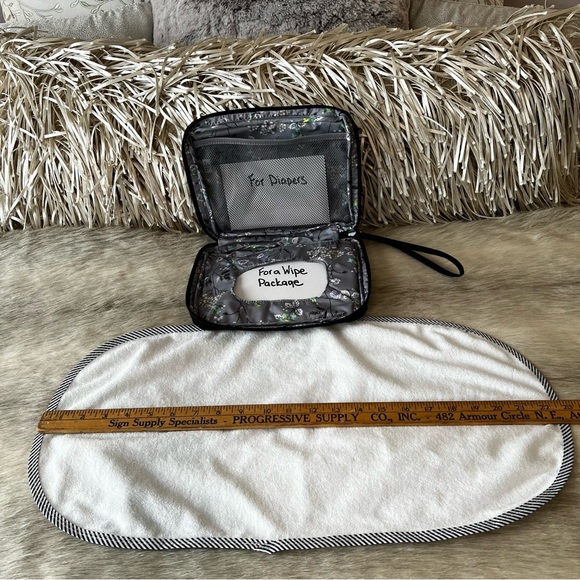 VERA BRADLEY Portable Black Zip Wristlet Baby Changing Pad Wipe Diaper Holder - Picture 15 of 15